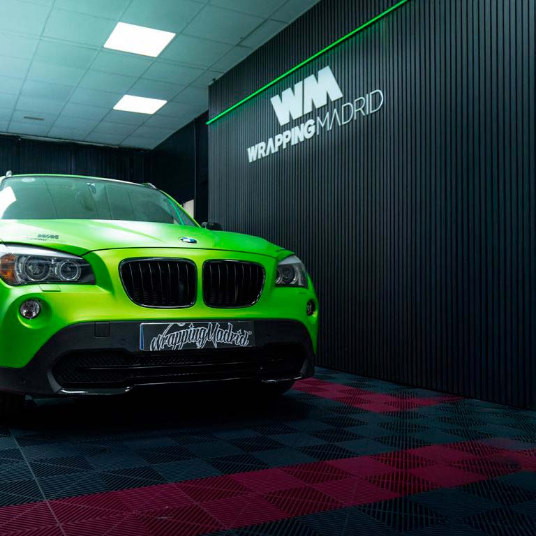Vinilado BMW X1 de color blanco a un llamativo color verde fluorescente.