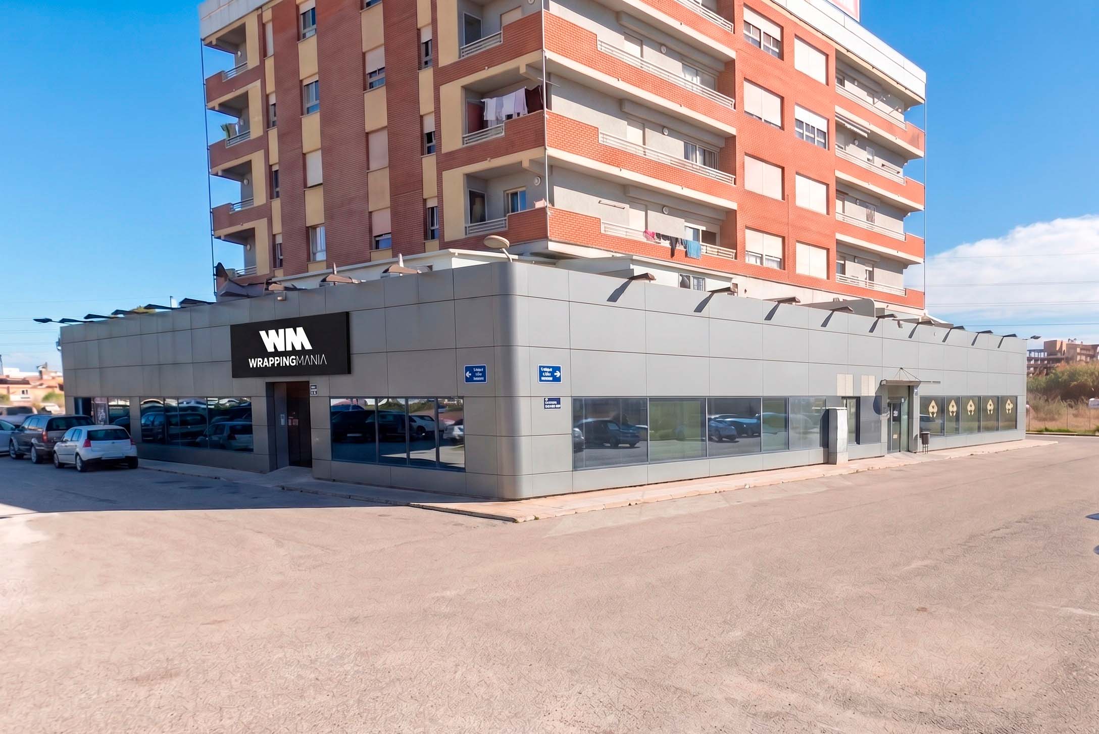 Fachada del taller WrappingMania en Avinguda Real de Madrid 102, La Torre, Valencia