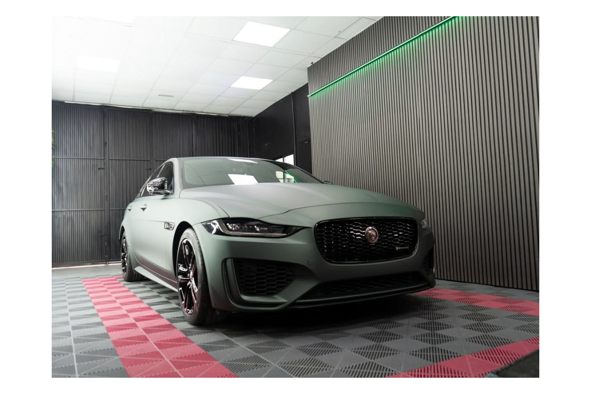 Jaguar XE vinilado en Matte Forest Green en el taller de Barcelona