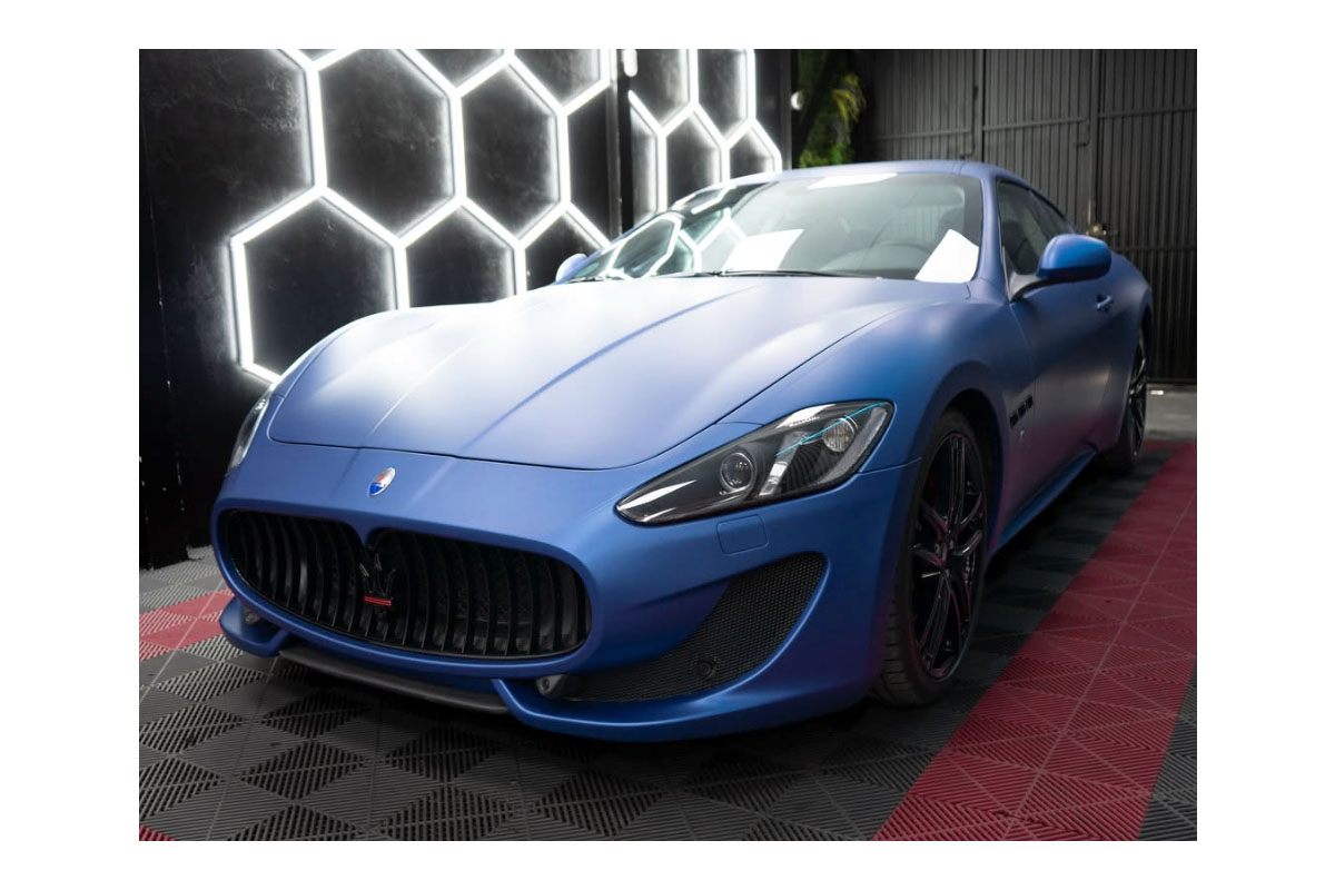 Detalle del acabado de un vinilado hecho en Madrid a un Maserati en color azul