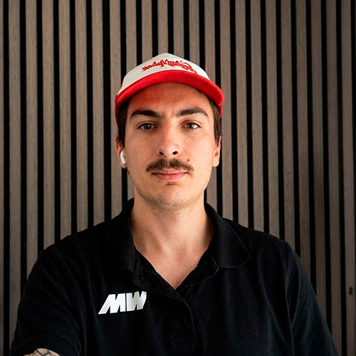 Brian, instalador del taller de WrappingMania en Barcelona