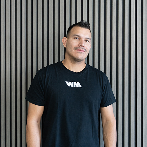 Felipe, instalador del taller de WrappingMania en Getafe